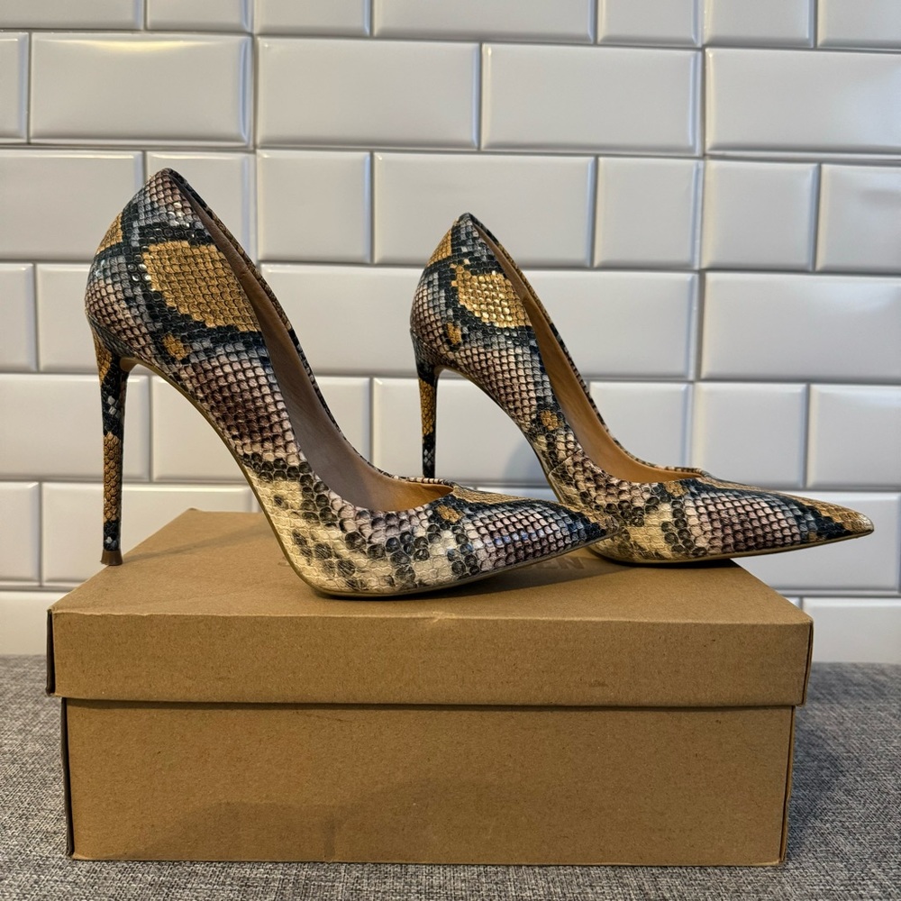 STEVE MADDEN EVELYN SNAKE HEEL